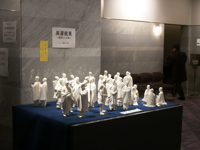 ��������l�`��2005�N�P���E��R�X�p�C�����z�[�������������r�[�ɂēW��